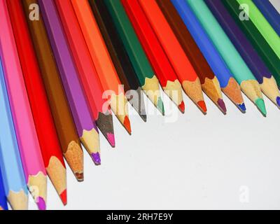 Une variété de crayons de couleur isolés sur blanc Banque D'Images