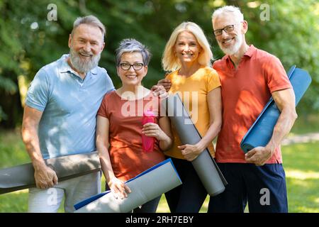 Groupe de personnes âgées heureuses pratiquant le sport ensemble à l'extérieur Banque D'Images