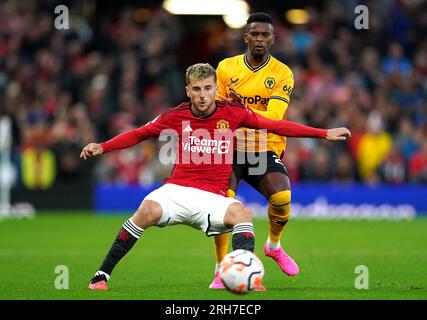 Mason Mount de Manchester United (à gauche) et Nelson Semedo de Wolverhampton Wanderers se battent pour le ballon lors du match de Premier League à Old Trafford, Manchester. Date de la photo : lundi 14 août 2023. Banque D'Images