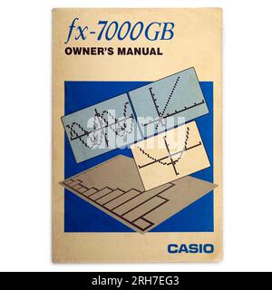 CASIO fx - 7000GB Manuel d'utilisation couverture de livre de poche. Studio mis en place avec fond blanc Banque D'Images