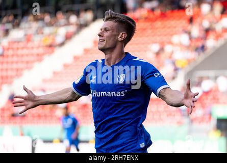 Regensburg, Allemagne. 14 août 2023. Football : DFB Cup, Jahn Regensburg - 1. FC Magdeburg, 1e tour, Jahnstadion. Luca Schuler, de Magdebourg, célèbre son objectif de 0:1. Crédit : Sven Hoppe/dpa - REMARQUE IMPORTANTE: conformément aux exigences de la DFL Deutsche Fußball Liga et de la DFB Deutscher Fußball-Bund, il est interdit d’utiliser ou de faire utiliser des photographies prises dans le stade et/ou le match sous forme de séquences et/ou de séries de photos de type vidéo./dpa/Alamy Live News Banque D'Images