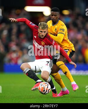 Mason Mount de Manchester United (à gauche) et Nelson Semedo de Wolverhampton Wanderers se battent pour le ballon lors du match de Premier League à Old Trafford, Manchester. Date de la photo : lundi 14 août 2023. Banque D'Images