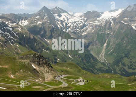 Fragment d'une route panoramique en spirale de haute altitude dans les Alpes autrichiennes, Grossglockner Banque D'Images