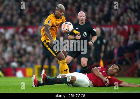 Mario Lemina de Wolverhampton Wanderers (à gauche) tente un tir au but mais est attaqué par Casemiro de Manchester United lors du match de Premier League à Old Trafford, Manchester. Date de la photo : lundi 14 août 2023. Banque D'Images