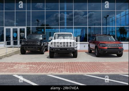 Fishers - 13 août 2023 : exposition Ford Bronco chez un concessionnaire. Ford propose les Bronco en modèles Heritage, Big Bend, Outer Banks et Badlands. Banque D'Images