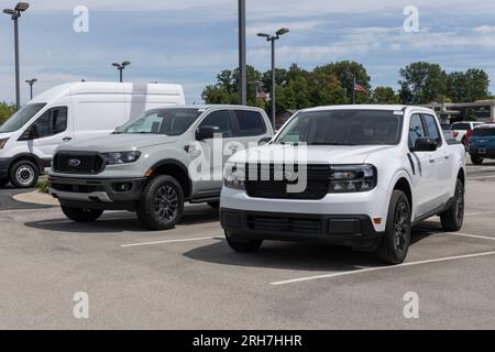 Fishers - 13 août 2023 : exposition de camionnettes Ford Maverick et Ranger chez un concessionnaire. Ford offre les deux comme alternative aux pick-up pleine grandeur. Banque D'Images