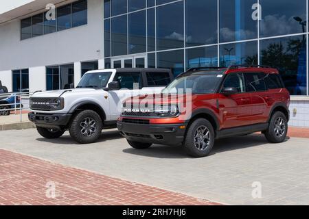 Fishers - 13 août 2023 : exposition Ford Bronco chez un concessionnaire. Ford propose les Bronco en modèles Heritage, Big Bend, Outer Banks et Badlands. Banque D'Images