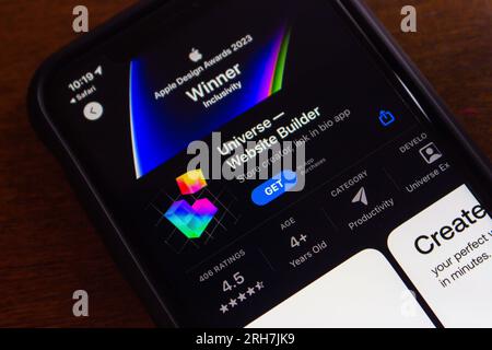 Vancouver, CANADA - août 6 2023 : application Universe vue dans l'App Store sur iPhone. Universe est un créateur de site Web personnalisé pour iPhone et iPad Banque D'Images