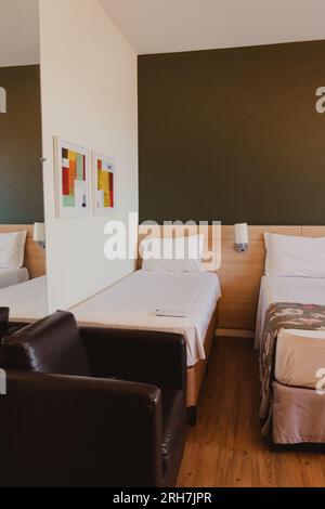 vue depuis un lit simple dans la chambre d'hôtel Banque D'Images