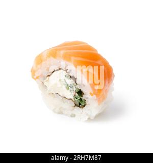 Rouleau de sushi au saumon, concombre et fromage à la crème, gros plan, isolé sur fond blanc. Banque D'Images