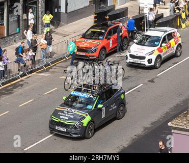 Trois véhicules soutenant les Championnats du monde UCI de course sur route féminine élite 2023 à Glasgow, en Écosse. Voiture de soutien de l'équipe slovène Banque D'Images