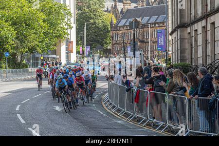 Le peloton de la course sur route UCI Elite Women's World Championship 2023 en tournant à droite de University Avenue dans Byres Road dans le West End de Glasgow Banque D'Images