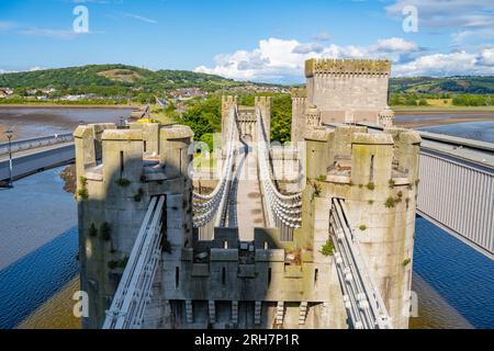 Vue de l'autre côté de la rivière Conwy vers Llandudno depuis le château de Conwy avec les ponts de Thomas Telford et Robert Stephenson Banque D'Images