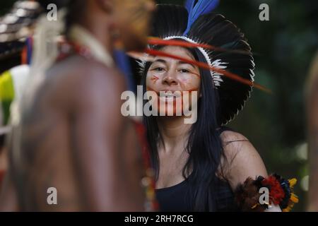 La femme autochtone brésilienne du groupe ethnique Pataxó célèbre la Journée internationale des peuples autochtones avec des chants et des danses traditionnels Banque D'Images