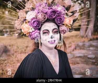 Portrait d'une catrina en plein air. Personnage typique de la célébration du jour des morts au Mexique. Banque D'Images