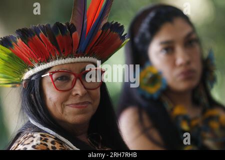 La femme autochtone brésilienne du groupe ethnique Pataxó célèbre la Journée internationale des peuples autochtones avec des chants et des danses traditionnels Banque D'Images