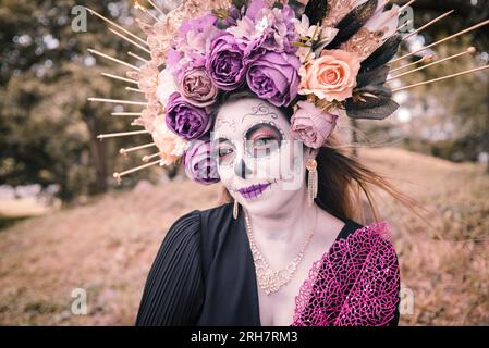 Portrait d'une catrina en plein air. Personnage typique de la célébration du jour des morts au Mexique. Banque D'Images