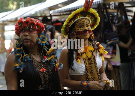 La femme autochtone brésilienne du groupe ethnique Pataxó célèbre la Journée internationale des peuples autochtones avec des chants et des danses traditionnels Banque D'Images