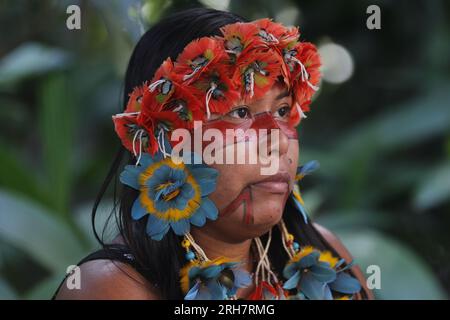 La femme autochtone brésilienne du groupe ethnique Pataxó célèbre la Journée internationale des peuples autochtones avec des chants et des danses traditionnels Banque D'Images