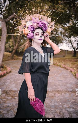 Portrait d'une catrina en plein air. Personnage typique de la célébration du jour des morts au Mexique. Banque D'Images