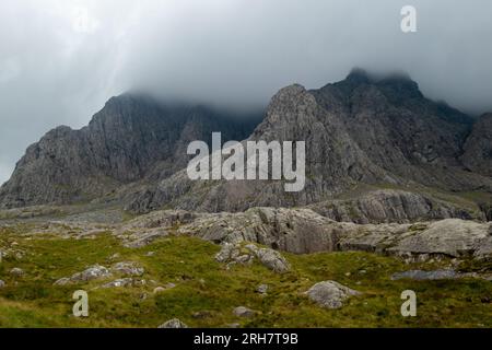 Vue sur la montagne Ben Nevis avec des falaises abruptes en Écosse Banque D'Images