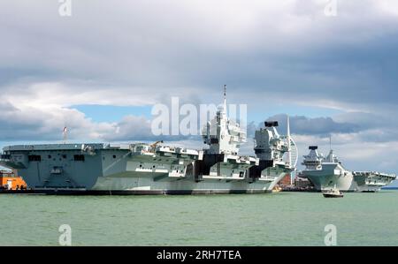 Les porte-avions de la Royal Navy HMS Prince of Wales (premier plan) et HMS Queen Elizabeth ont accosté au chantier naval de Portsmouth, Angleterre (août 2023) Banque D'Images