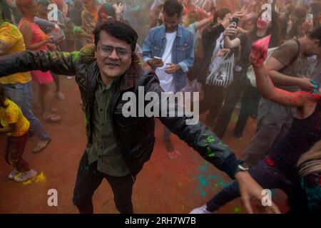 Moscou, Russie. Le 13 août, 2023 personnes participent au Festival Holi des couleurs dans le cadre du 8e festival India Day au parc Ostrov Mechty (Dream Island) à Moscou, en Russie Banque D'Images