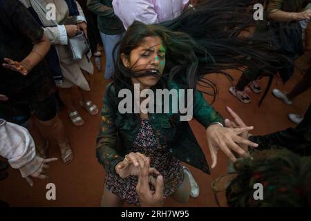 Moscou, Russie. Le 13 août, 2023 personnes participent au festival Holi des couleurs dans le cadre du festival India Day au parc Ostrov Mechty (Dream Island) à Moscou, en Russie Banque D'Images