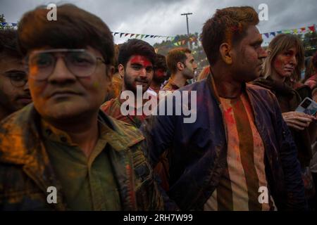 Moscou, Russie. Le 13 août, 2023 personnes participent au festival Holi des couleurs dans le cadre du festival India Day au parc Ostrov Mechty (Dream Island) à Moscou, en Russie Banque D'Images