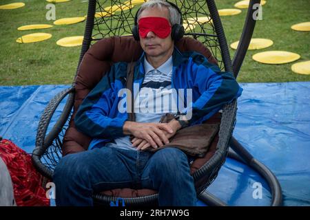 Moscou, Russie. 13 août 2023 Un homme médite en musique dans un parc à Moscou par une journée ensoleillée d'été Banque D'Images