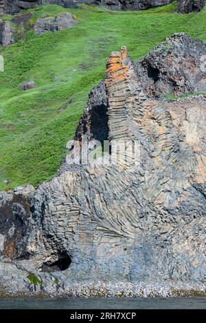 Groenland occidental, île Disko, Qeqertarsuaq. Vues panoramiques le long de la côte de Kuannit, formations rocheuses basaltiques volcaniques. Banque D'Images