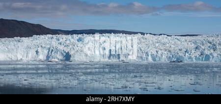 Groenland Ouest, baie de Baffin, Paul-Emile Victor, glacier EQI alias Eqip Sermia. Considéré comme le glacier le plus vêlant du Groenland. Glacier face. Banque D'Images