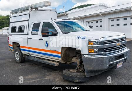 Un camion de travail avec un essieu cassé dans un concessionnaire en attente d'être réparé à Starbrick, Pennsylvanie, États-Unis Banque D'Images