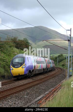 Avanti West Coast classe 390 pendolino électrique multiple dans la livrée spéciale Pride sur West Coast main Line à Lowgill, Cumbria, le 11 août 2023. Banque D'Images