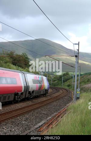 Avanti West Coast classe 390 pendolino électrique multiple dans la livrée spéciale Pride sur West Coast main Line à Lowgill, Cumbria, le 11 août 2023. Banque D'Images