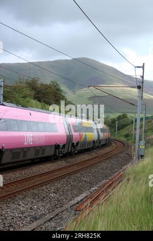 Avanti West Coast classe 390 pendolino électrique multiple dans la livrée spéciale Pride sur West Coast main Line à Lowgill, Cumbria, le 11 août 2023. Banque D'Images