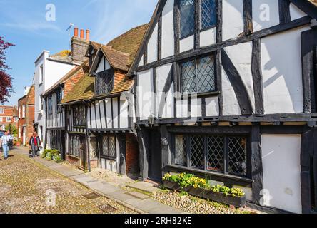 Cottages médiévaux traditionnels à colombages noirs et blancs dans une rue pavée, Church Square, à Rye, East Sussex, Royaume-Uni Banque D'Images