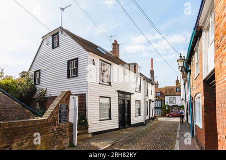 Une maison traditionnelle de style local claqué dans une rue pavée dans le centre historique de Rye, une ville anglaise près de la côte dans l'East Sussex Banque D'Images