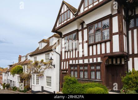 Maisons médiévales à colombages et architecture de style local dans la rue historique Mermaid Street dans le centre de Rye, une ville près de la côte dans l'East Sussex Banque D'Images