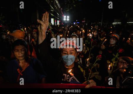 Bangkok, Thaïlande. 14 août 2023, Bangkok, Bangkok, Thaïlande : août, 14 2023. Les partisans thaïlandais de la démocratie et les partisans du chef du parti Move Forward et candidat au Premier ministre Pita Limjaroenrat brandissant la bougie et faisant le salut à trois doigts alors qu'ils protestent à Bangkok, en Thaïlande, des centaines de personnes se sont rassemblées pour condamner le parti Pheu Thai pour avoir formé un gouvernement de coalition avec des partis pro-junte, après que le parti a annoncé qu'il formerait un gouvernement de coalition qui n'inclut pas le vainqueur de l'élection du parti Move Forward. Crédit : ZUMA Press, Inc./Alamy Live News Banque D'Images