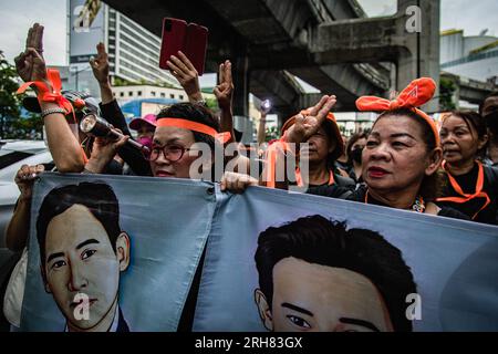 Bangkok, Thaïlande. 14 août 2023, Bangkok, Bangkok, Thaïlande : août, 14 2023. Les partisans thaïlandais de la démocratie et les partisans du chef du parti Move Forward et candidat au Premier ministre Pita Limjaroenrat brandissant la bougie et faisant le salut à trois doigts alors qu'ils protestent à Bangkok, en Thaïlande, des centaines de personnes se sont rassemblées pour condamner le parti Pheu Thai pour avoir formé un gouvernement de coalition avec des partis pro-junte, après que le parti a annoncé qu'il formerait un gouvernement de coalition qui n'inclut pas le vainqueur de l'élection du parti Move Forward. Crédit : ZUMA Press, Inc./Alamy Live News Banque D'Images