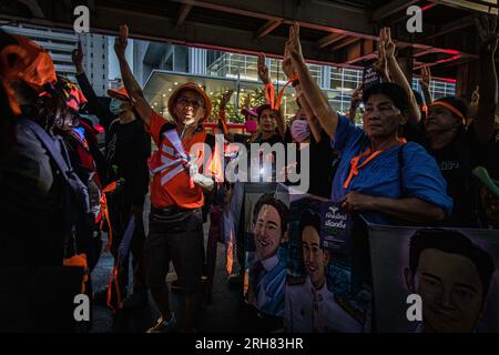 Bangkok, Thaïlande. 14 août 2023, Bangkok, Bangkok, Thaïlande : août, 14 2023. Les partisans thaïlandais de la démocratie et les partisans du chef du parti Move Forward et candidat au Premier ministre Pita Limjaroenrat brandissant la bougie et faisant le salut à trois doigts alors qu'ils protestent à Bangkok, en Thaïlande, des centaines de personnes se sont rassemblées pour condamner le parti Pheu Thai pour avoir formé un gouvernement de coalition avec des partis pro-junte, après que le parti a annoncé qu'il formerait un gouvernement de coalition qui n'inclut pas le vainqueur de l'élection du parti Move Forward. Crédit : ZUMA Press, Inc./Alamy Live News Banque D'Images