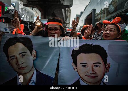 Bangkok, Thaïlande. 14 août 2023, Bangkok, Bangkok, Thaïlande : août, 14 2023. Les partisans thaïlandais de la démocratie et les partisans du chef du parti Move Forward et candidat au Premier ministre Pita Limjaroenrat brandissant la bougie et faisant le salut à trois doigts alors qu'ils protestent à Bangkok, en Thaïlande, des centaines de personnes se sont rassemblées pour condamner le parti Pheu Thai pour avoir formé un gouvernement de coalition avec des partis pro-junte, après que le parti a annoncé qu'il formerait un gouvernement de coalition qui n'inclut pas le vainqueur de l'élection du parti Move Forward. Crédit : ZUMA Press, Inc./Alamy Live News Banque D'Images