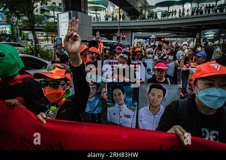 Bangkok, Thaïlande. 14 août 2023, Bangkok, Bangkok, Thaïlande : août, 14 2023. Les partisans thaïlandais de la démocratie et les partisans du chef du parti Move Forward et candidat au Premier ministre Pita Limjaroenrat brandissant la bougie et faisant le salut à trois doigts alors qu'ils protestent à Bangkok, en Thaïlande, des centaines de personnes se sont rassemblées pour condamner le parti Pheu Thai pour avoir formé un gouvernement de coalition avec des partis pro-junte, après que le parti a annoncé qu'il formerait un gouvernement de coalition qui n'inclut pas le vainqueur de l'élection du parti Move Forward. Crédit : ZUMA Press, Inc./Alamy Live News Banque D'Images