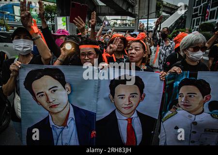 Bangkok, Thaïlande. 14 août 2023, Bangkok, Bangkok, Thaïlande : août, 14 2023. Les partisans thaïlandais de la démocratie et les partisans du chef du parti Move Forward et candidat au Premier ministre Pita Limjaroenrat brandissant la bougie et faisant le salut à trois doigts alors qu'ils protestent à Bangkok, en Thaïlande, des centaines de personnes se sont rassemblées pour condamner le parti Pheu Thai pour avoir formé un gouvernement de coalition avec des partis pro-junte, après que le parti a annoncé qu'il formerait un gouvernement de coalition qui n'inclut pas le vainqueur de l'élection du parti Move Forward. Crédit : ZUMA Press, Inc./Alamy Live News Banque D'Images