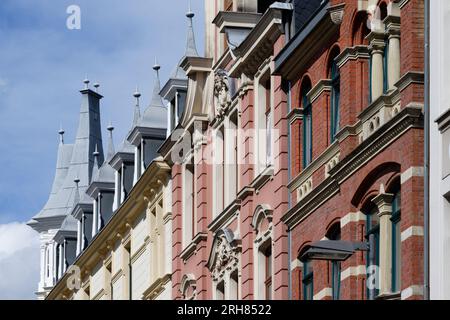 belles façades historicistes pastel ornées avec oriels et tourelles de la fin du 19e siècle dans le quartier friesenviertel de cologne Banque D'Images