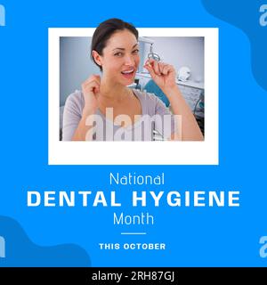 Le mois national de l'hygiène dentaire, ce texte d'octobre au-dessus de la femme biraciale qui passe des dents en clinique. Composite numérique, dents, portrait, dentiste, sourire, hea Banque D'Images