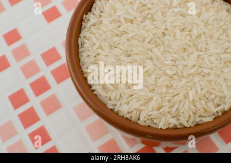 Grains de riz brut en évidence, fournissant une texture et une saveur uniques aux repas. Banque D'Images