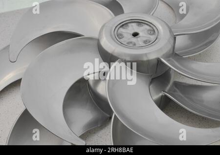 Détail des pales du ventilateur, soulignant l'importance de l'entretien et du nettoyage pour un fonctionnement efficace. Concept et besoin de remplacement régulier et Banque D'Images