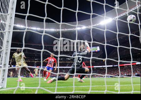 Madrid, Espagne. 14 août 2023. SAMU (L) de Grenade marque un but lors du match de football espagnol de la Liga entre l'Atletico de Madrid et Granada CF à Madrid, Espagne, le 14 août 2023. Crédit : Gustavo Valiente/Xinhua/Alamy Live News Banque D'Images